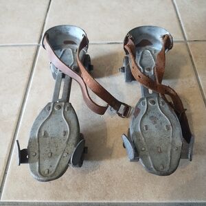 VTG Metal Roller Skates Metal Wheels Leather Straps Adjustable‎